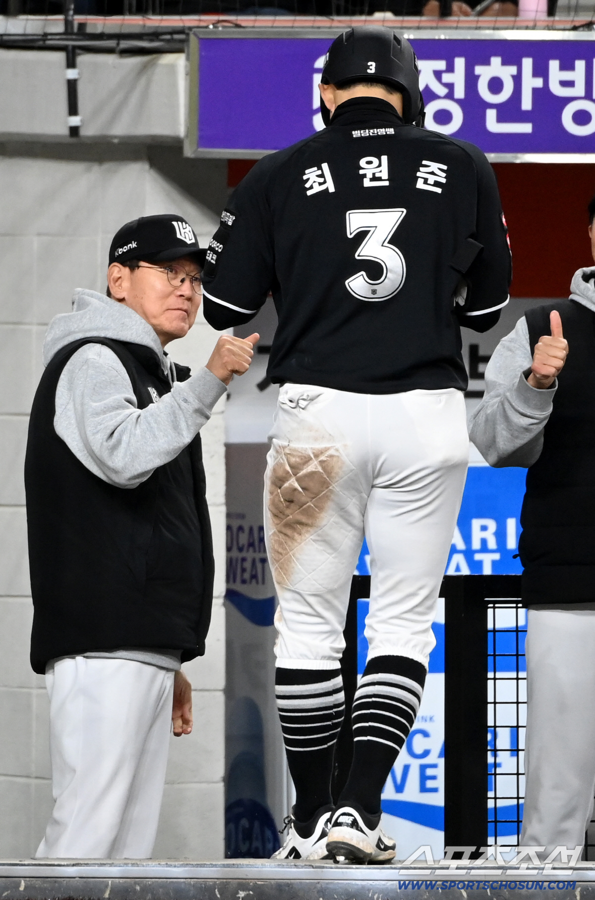 1일 대전한화생명볼파크에서 열린 KT와 한화의 경기. 8회초 2사 1,3루 KT 안현민의 적시타에 홈을 밟은 최원준이 이강철 감독의 환영을 받고 있다. 대전=허상욱 기자wook@sportschosun.com/2026.04.01/