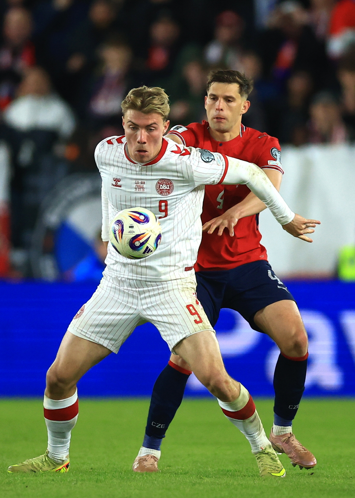 epa12862911 Denmark's Rasmus Hojlund (L) in action against Czech Republic's Robin Hranac (R) during the FIFA World Cup 2026 European playoff match between the Czech Republic and Denmark in Prague, Czech Republic, 31 March 2026. EPA/MARTIN DIVISEK