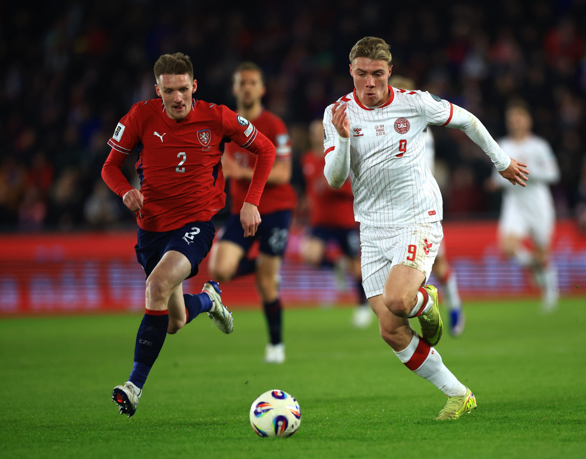 epa12862405 Czech Republic's Stepan Chaloupek (L) in action against Denmark's Rasmus Hojlund (R) during the FIFA World Cup 2026 European playoff match between the Czech Republic and Denmark in Prague, Czech Republic, 31 March 2026. EPA/MARTIN DIVISEK