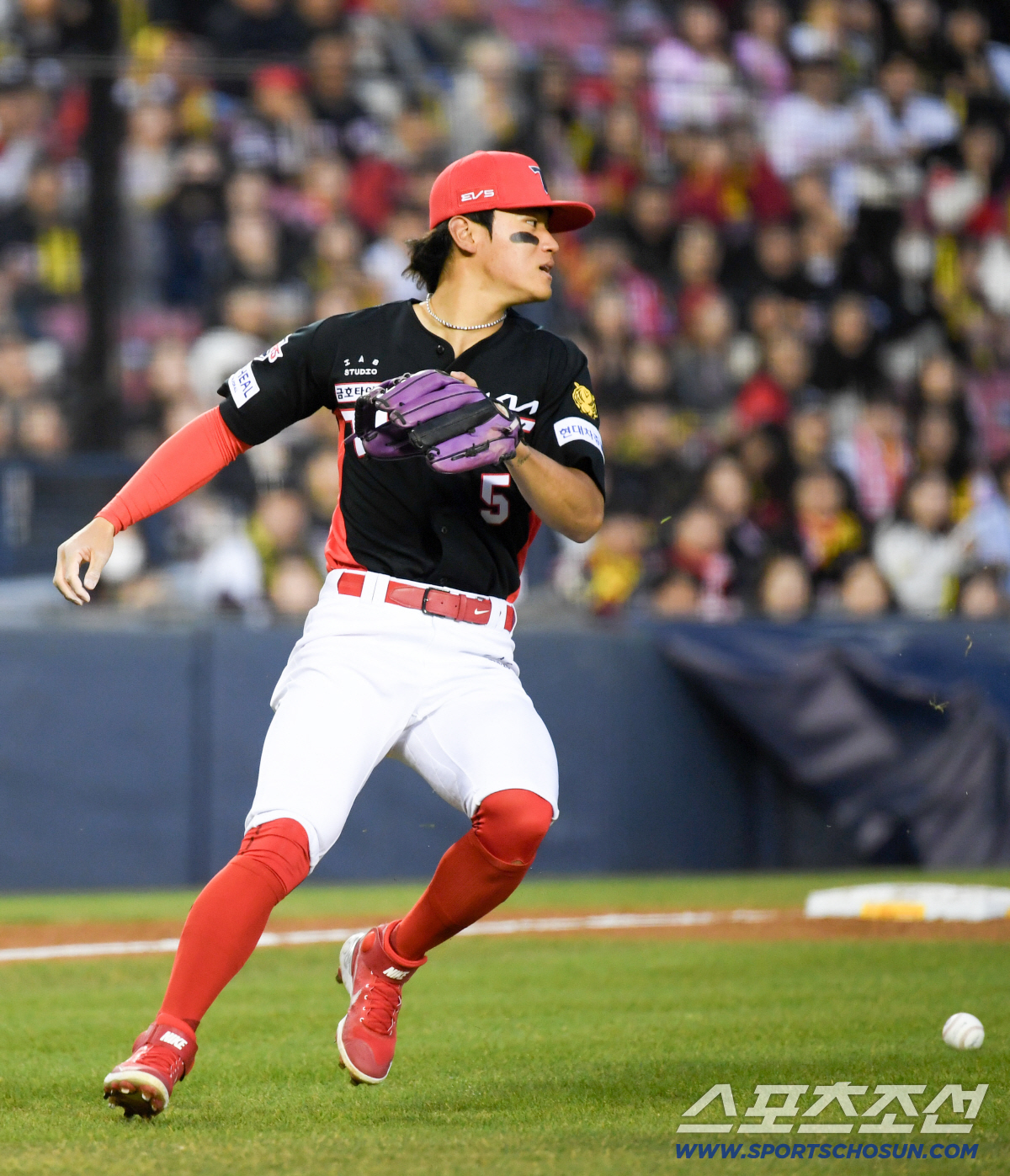 1일 잠실구장에서 열린 LG와 KIA의 경기. 1회말 2사 1,3루 LG 구본혁 기습 번트 타구를 KIA 김도영이 처리하지 못하고 있다. 잠실=박재만 기자 pjm@sportschosun.com/2026.04.01/