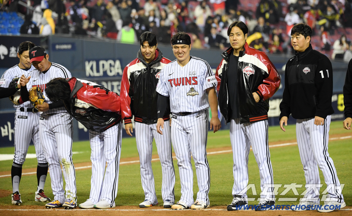 1일 잠실구장에서 열린 LG와 KIA의 경기. 연패를 끊고 시즌 첫 승을 신고한 LG 선수들이 기뻐하고 있다. 잠실=박재만 기자 pjm@sportschosun.com/2026.04.01/
