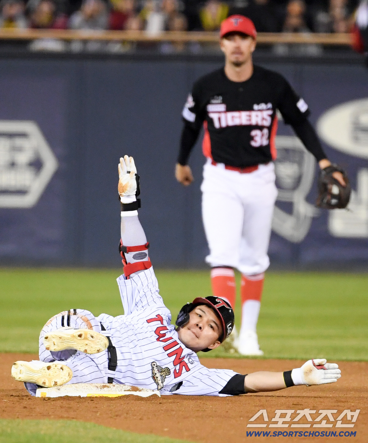 1일 잠실구장에서 열린 LG와 KIA의 경기. 7회말 LG 문성주가 안타를 날린 뒤 2루를 노렸지만 태그아웃 당하고 있다. 잠실=박재만 기자 pjm@sportschosun.com/2026.04.01/