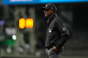 1G 판정 6번 ABS 번복 굴욕 美심판, 이번엔 1루서 오심…