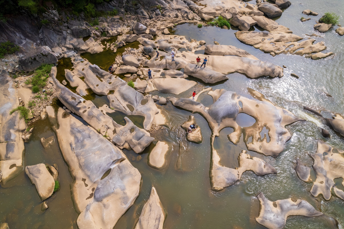 ◇요선암에 들어서면 흡사 우주의 행성에 온 듯 한 느낌을 받는다. 구멍이 숭숭 뚤리고, 물과 바람에 둥글게 깍인 돌이 넓게 깔려 있다. 사진제공=지엔씨21