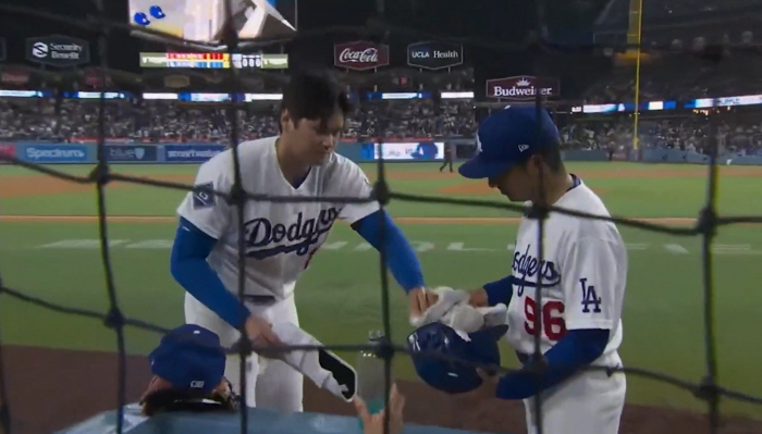 오직 오타니만이 가능한 시트콤, "야, 다음 너야!" 화들짝 놀라 대기 타석으로 급회전