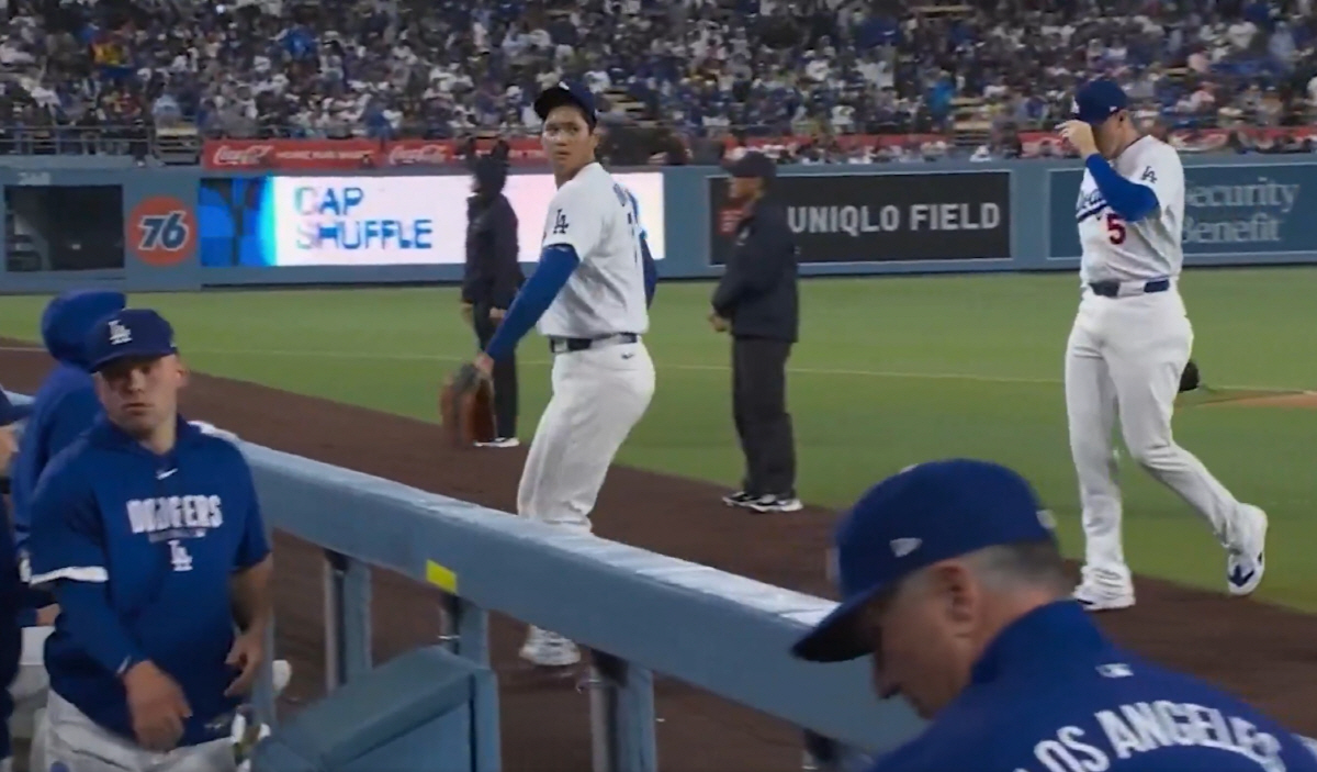 오타니 쇼헤이가 5회초 투구를 마치고 더그아웃으로 들어가던 중 5회말 선두타자라는 사실을 깜빡 잊다가 누군가 알려주자 화들짝 놀란 표정을 지으며 대기 타석으로 방향을 돌리고 있다. 사진=MLB 공식 X 계정