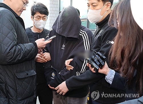 (서울=연합뉴스) 김주형 기자 = 돈을 받고 남의 집 현관문에 오물을 뿌리거나 벽에 래커로 욕설이 담긴 낙서를 하는 등 각지에서 여러 차례 '보복 대행' 범죄를 저지른 일당이 2일 서울 양천경찰서에서 검찰로 송치되고 있다. 2026.4.2 kjhpress@yna.co.kr