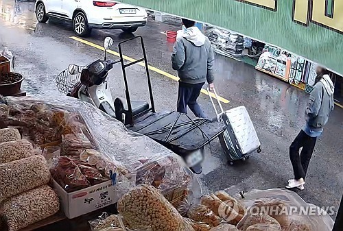 '캐리어 시신' 피해여성 살해·유기한 20대 부부 오늘 구속심사