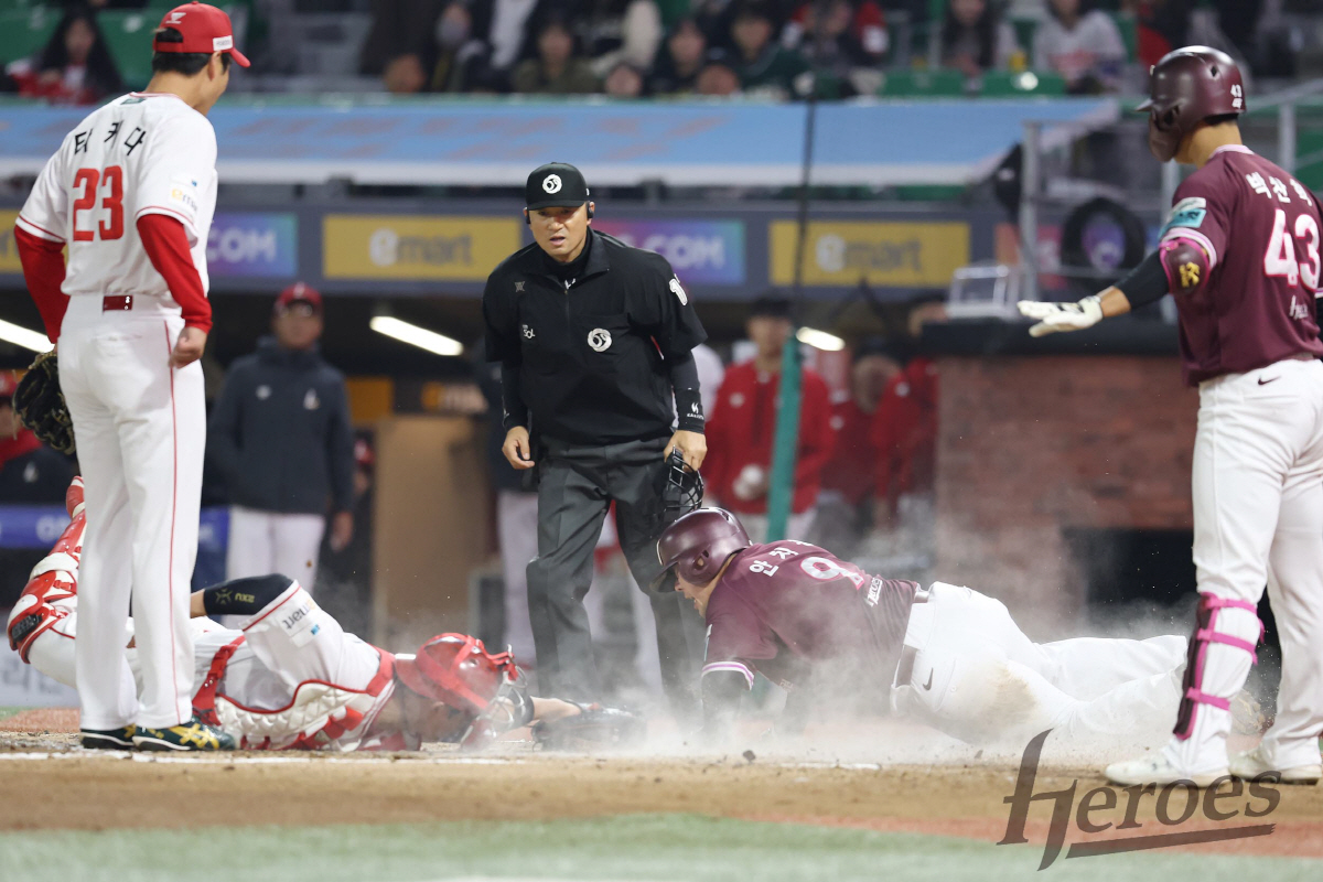 홈을 파고드는 키움 히어로즈 안치홍의 슬라이딩. 사진=키움 히어로즈 제공