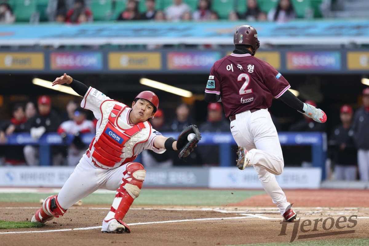 홈을 파고드는 키움 히어로즈 이주형. 사진=키움 히어로즈 제공