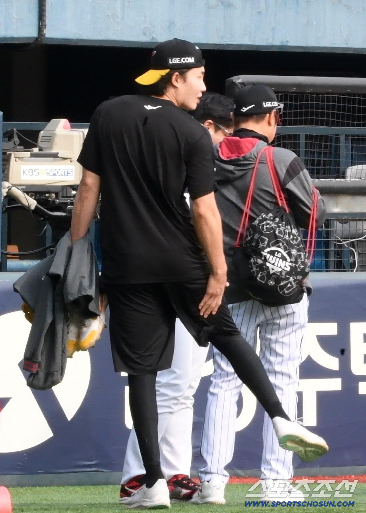 타 팀이지만 전날 맹타를 휘두른 김도영을 칭찬한 임찬규는 진심으로 후배를 챙겼다. 잠실=박재만 기자 pjm@sportschosun.com