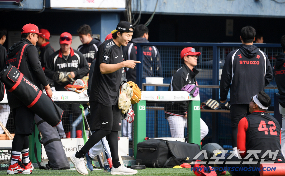 친화력 최고 임찬규 입담에 김태군은 경기 전 활짝 웃었다.