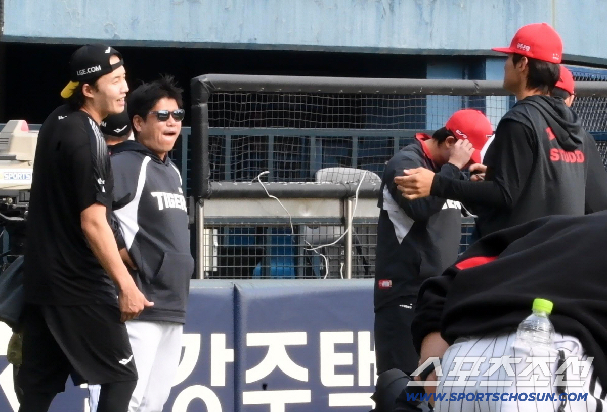 먼저 다가와준 선배 임찬규에게 깍듯하게 인사한 김도영.