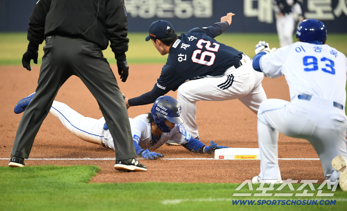 1일 대구 삼성라이온즈파크에서 열린 삼성과 두산의 경기. 1회말 1타점 3루타를 날린 삼성 김성윤. 대구=송정헌 기자songs@sportschosun.com/2026.04.01/