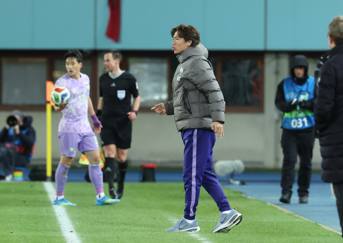 작전 지시하는 홍명보 감독 (빈[오스트리아]=연합뉴스) 최재구 기자 = 31일(현지시간) 오스트리아 빈 에른스트 하펠 스타디움에서 열린 한국 축구 국가대표팀과 오스트리아의 평가전에서 홍명보 감독이 작전을 지시하고 있다. 2026.4.1 jjaeck9@yna.co.kr(끝)