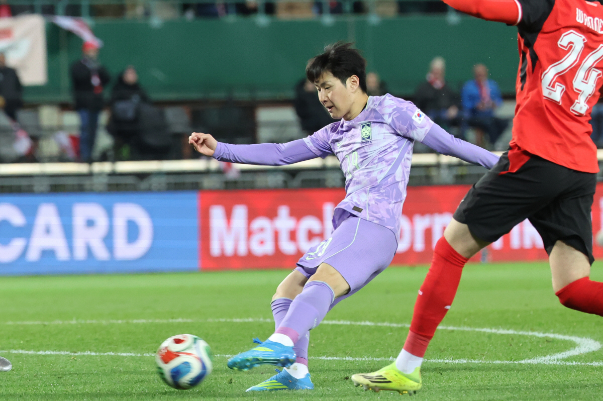 슛하는 이강인 (빈[오스트리아]=연합뉴스) 최재구 기자 = 31일(현지시간) 오스트리아 빈 에른스트 하펠 스타디움에서 열린 한국 축구 국가대표팀과 오스트리아의 평가전에서 이강인이 슈팅하고 있다. 2026.4.1 jjaeck9@yna.co.kr(끝)