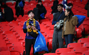 웸블리 쓰레기 줍는 일본인들! 'SNS에 선행 영상 도배' 英 홀렸다…실력 좋은데 매너까지 좋아→잉글랜드 대표팀엔 '야유 세례'