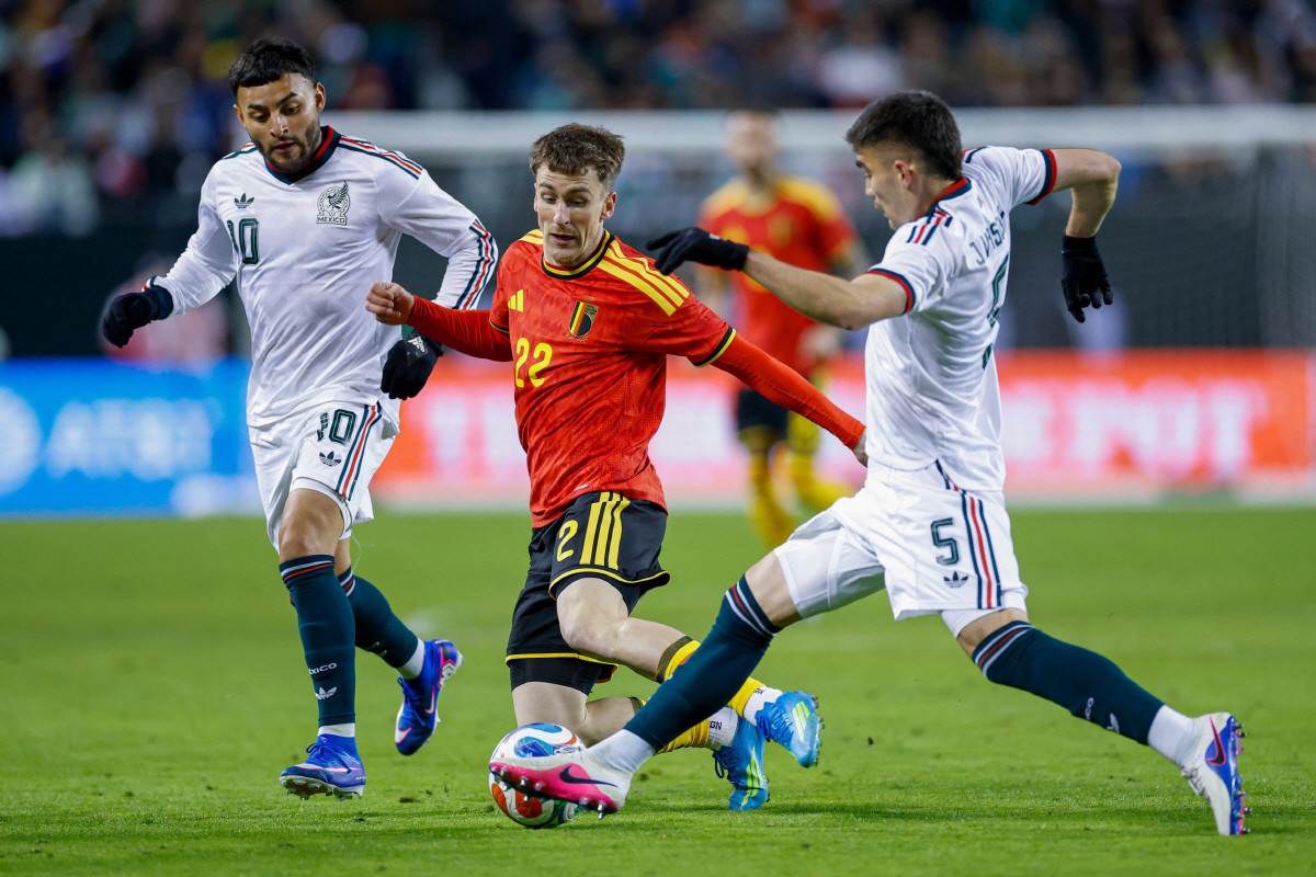 이럴 수가! '3월 A매치 2연패' 홍명보호, FIFA랭킹까지 추락 '22위→25위'...반면 일본은 19위→18위 상승 '격차는 7계단'[오피셜]