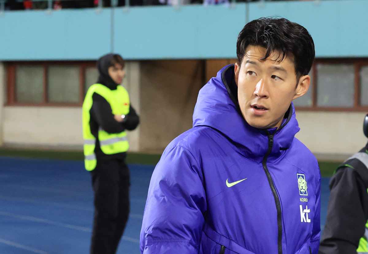 뒤돌아보는 손흥민 (빈[오스트리아]=연합뉴스) 최재구 기자 = 31일(현지시간) 오스트리아 빈 에른스트 하펠 스타디움에서 열린 한국 축구 국가대표팀과 오스트리아의 평가전에서 경기에 패한 한국팀의 주장 손흥민이 퇴장하며 경기장을 돌아보고 있다. 2026.4.1