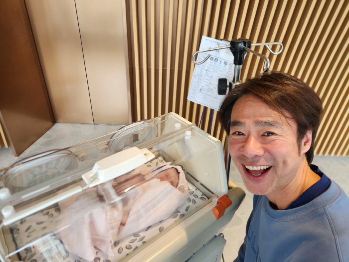 김홍표, 51세에 늦깎이 딸 아빠 됐다 "부모 나이 합쳐 100살"