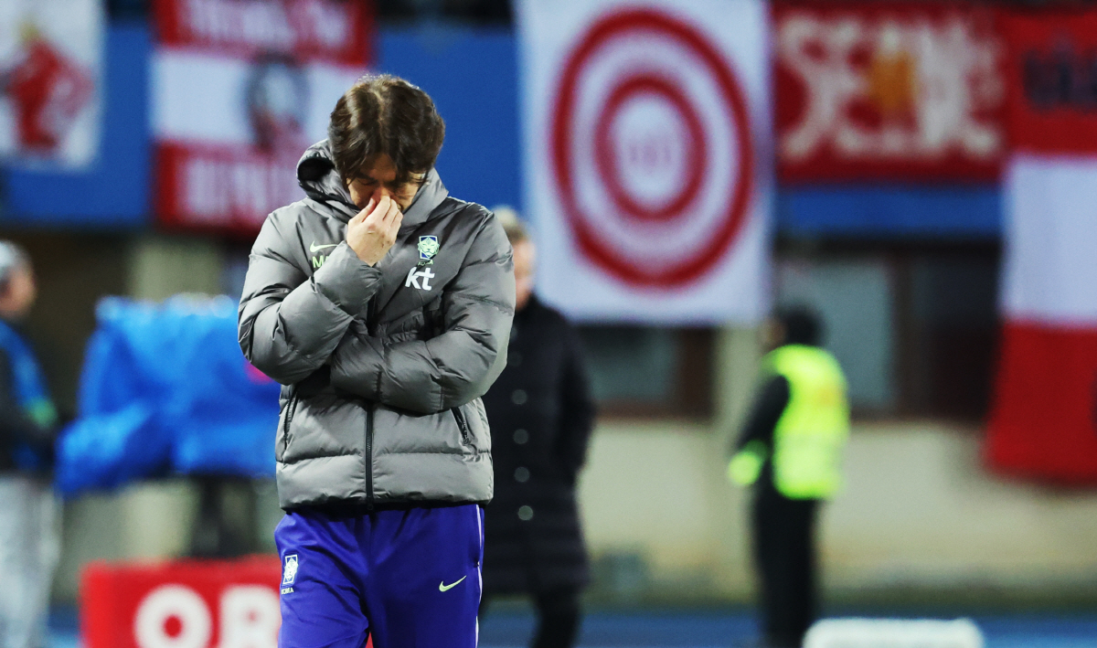 잘 안풀리는 경기... (빈[오스트리아]=연합뉴스) 최재구 기자 = 31일(현지시간) 오스트리아 빈 에른스트 하펠 스타디움에서 열린 한국 축구 국가대표팀과 오스트리아의 평가전에서 홍명보 감독이 계속되는 득점 실패에 아쉬워하고 있다. 2026.4.1