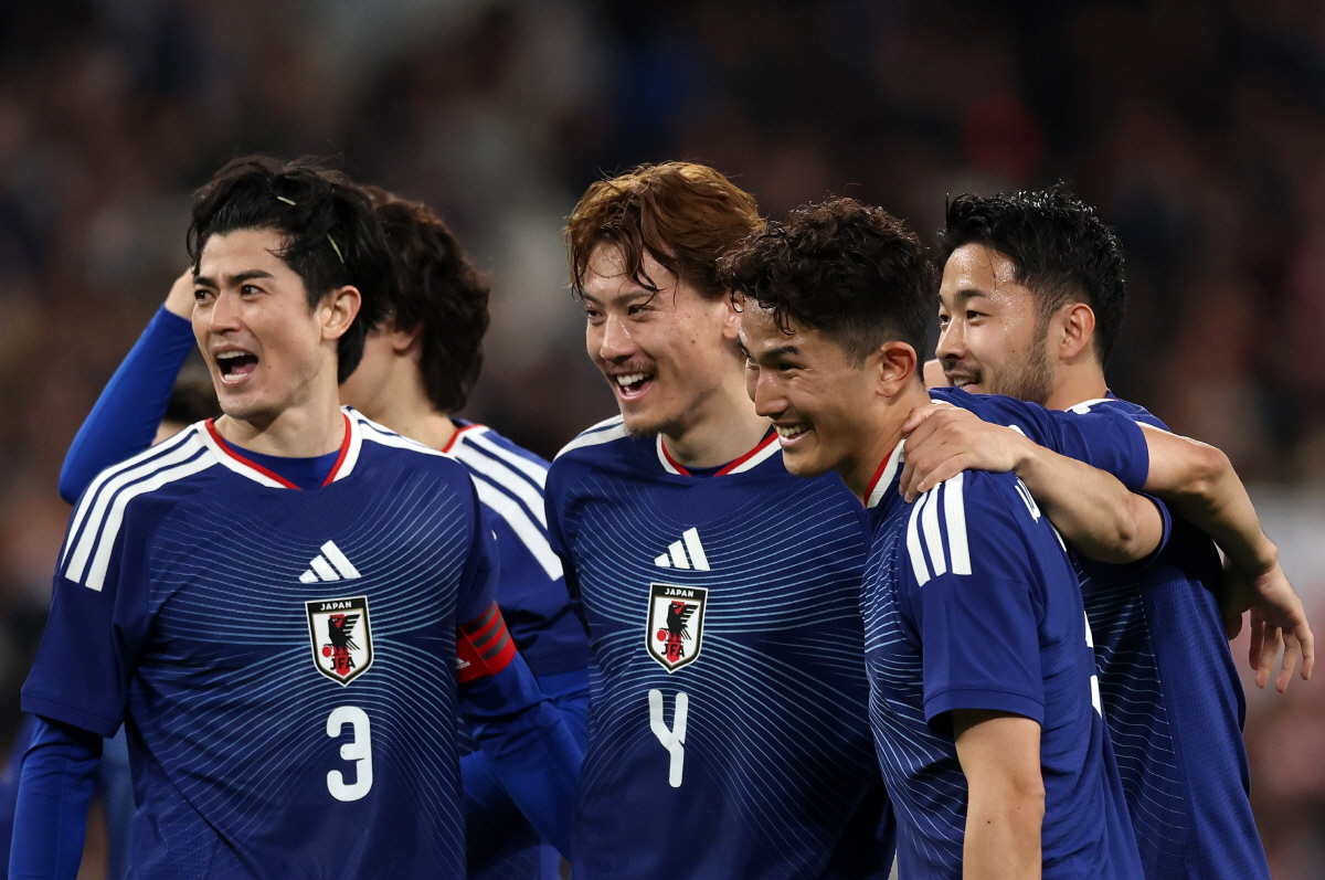 epa12863062 Japan players celebrate after their 1-0 win over England during the international friendly match between England and Japan at Wembley Stadium in London, Great Britain, 31 March 2026. EPA/ANDY RAIN