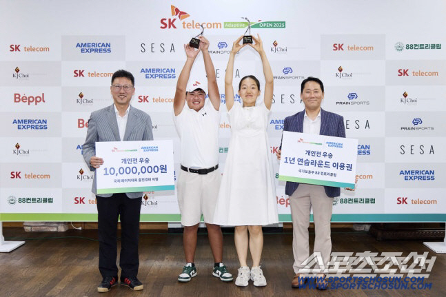 지난해 SKT어댑티브 오픈 우승자 허도경, 준우승자 김선영이 김희섭 전 SK텔레콤 PR센터장과 김유승 아메리칸익스프레스 코리아 대표에게 트로피를 받은 후 환하게 웃으며 기념사진을 찍고 있다. 사진제공=SKT스포츠단