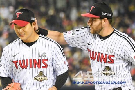 히트상품 탄생! 우타 거포 아닌 153km 사이드암 강속구네. 데뷔 첫 홀드 따냈다. 유일한 無출루 투수다[포커스]