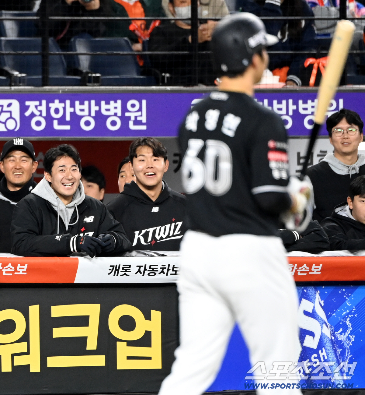 타자로 변신한 클로저의 진지한 모습에 감탄하는 소형준과 스기모토