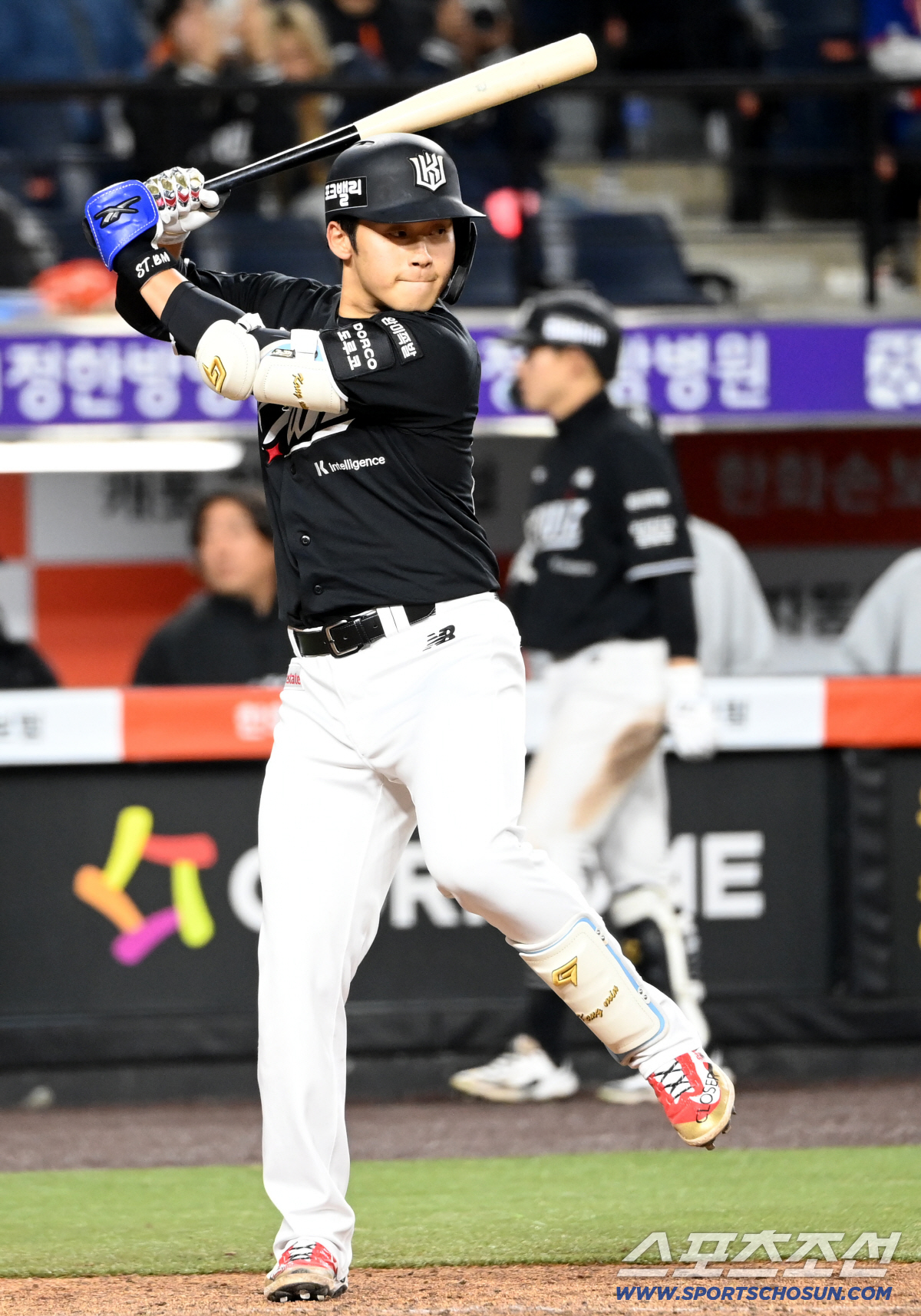 힘차게 돌려보는 배트