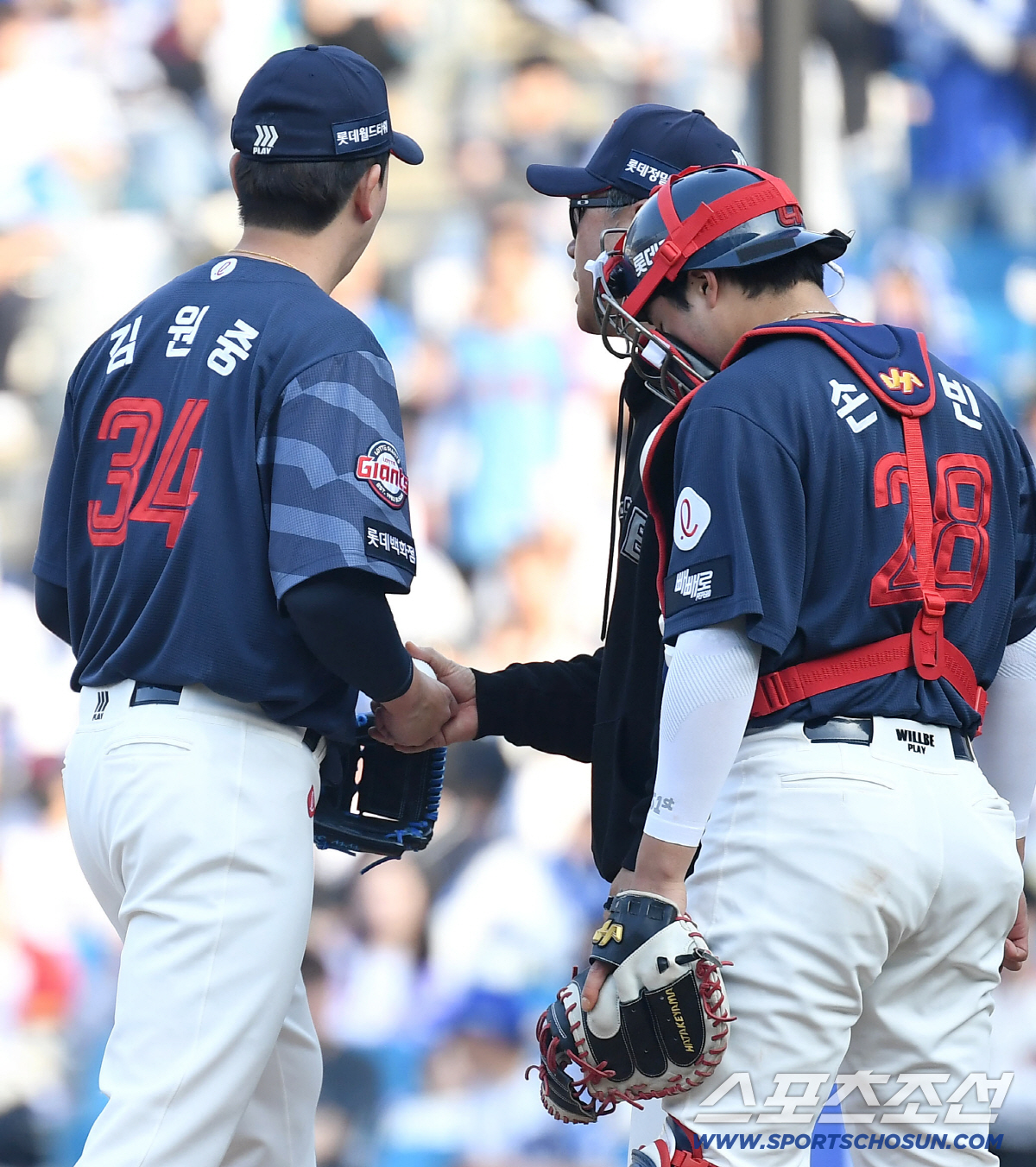 28일 대구 삼성라이온즈파크에서 열리는 삼성과 롯데의 개막전 경기. 9회말 1사 1루. 강판 당하는 롯데 김원중. 대구=송정헌 기자songs@sportschosun.com/2026.03.28/