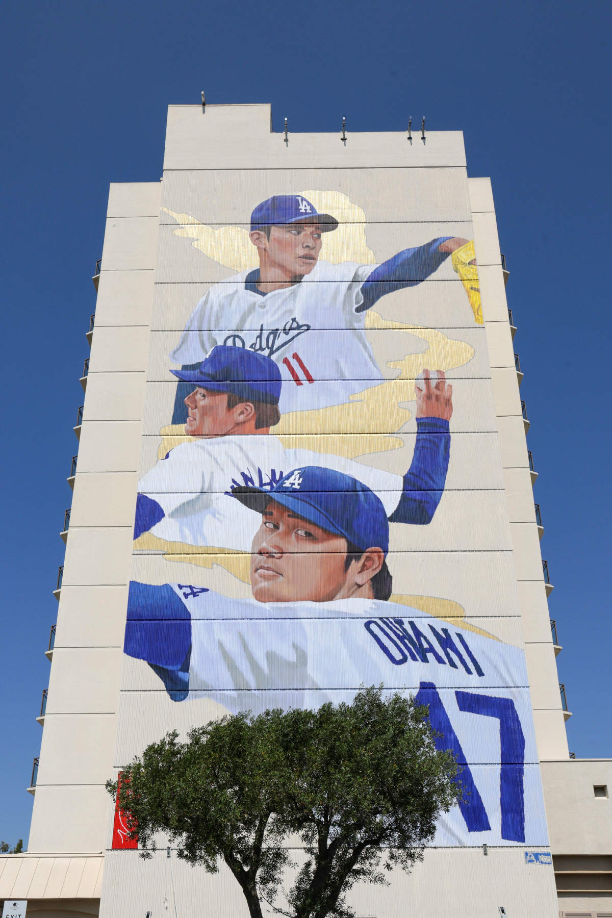 epa12847264 A new mural with Los Angeles Dodgers pitchers Roki Sasaki, Yoshinobu Yamamoto, and Shohei Ohtani is unveiled at the DoubleTree by Hilton in Torrance, California, USA, 24 March 2026. The mural titled 'Samurai of the Diamond' was painted by muralist Robert Vargas as an homage to the city's strong ties between baseball and Japanese culture. EPA/CHRIS TORRES