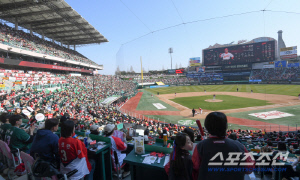 개막전부터 코시 7차전까지 읽는다! 진짜 크보팬 필수템, 올해도 나왔다 → 단순 가이드가 아니다! 설레는 마음을 더욱 더 증폭시켜줄 선물 같은 책 '2026 프로야구 가이드북'