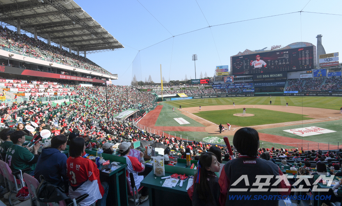 28일 인천 SSG랜더스필드에서 열린 SSG와 KIA의 경기. 개막전부터 관중석을 가득 메운 야구 팬들이 열띤 응원전을 펼치고 있다. 인천=박재만 기자 pjm@sportschosun.com/2026.03.28/