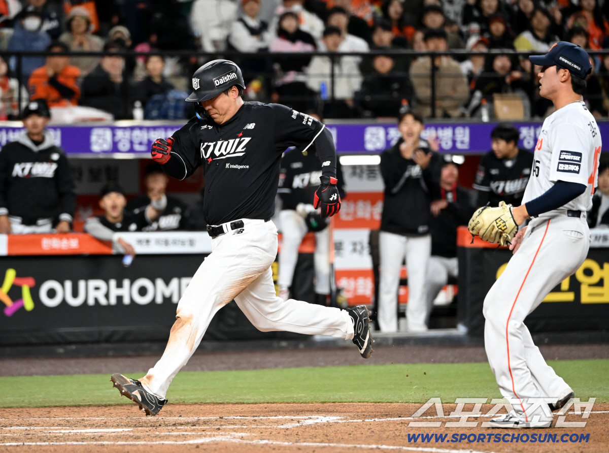 31일 대전한화생명볼파크에서 열린 KT와 한화의 경기. 7회초 2사 2,3루 KT 힐리어드 타석때 3루주자 김현수가 한화 김도빈의 폭투에 홈을 밟고 있다. 대전=허상욱 기자wook@sportschosun.com/2026.03.31/
