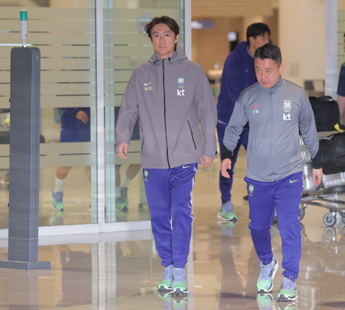 유럽 평가전 마친 뒤 귀국한 축구 국가대표팀 홍명보 감독 (영종도=연합뉴스) 류영석 기자 = 2026 북중미 월드컵을 앞두고 유럽에서 A매치 2연전을 치른 축구 국가대표팀 홍명보 감독이 2일 인천국제공항 제2여객터미널을 통해 귀국하고 있다. 2026.4.2 ondol@yna.co.kr(끝)