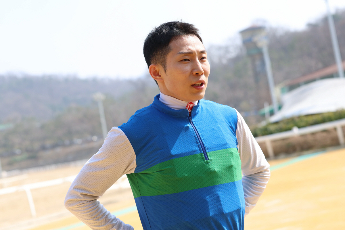 이동하 기수가 개인통산 300승 달성 후 인터뷰를 하고 있다. 사진제공=한국마사회