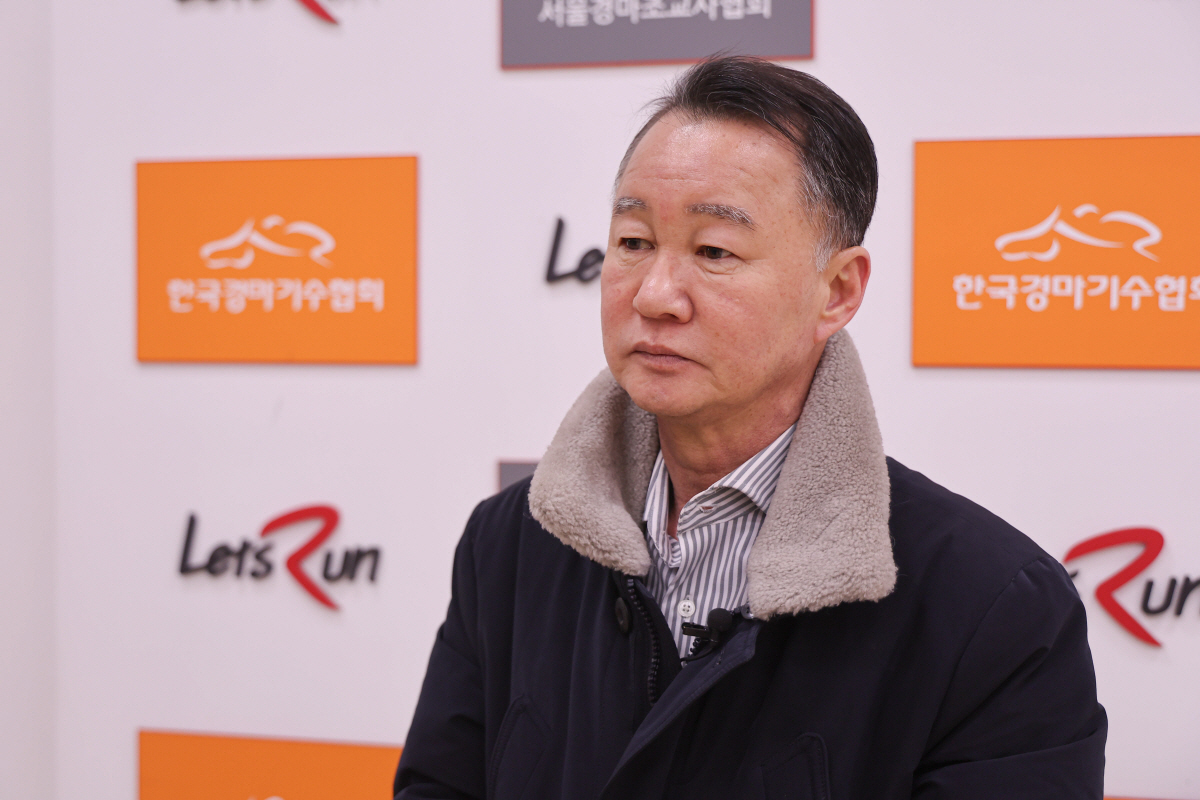 지난 2025년 스포츠서울배 우승 후 인터뷰하는 서범석 조교사. 사진제공=한국마사회