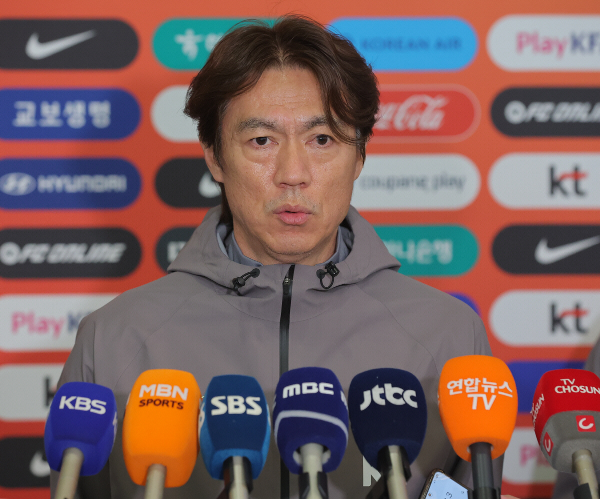 귀국 후 기자회견하는 홍명보 감독 (영종도=연합뉴스) 류영석 기자 = 2026 북중미 월드컵을 앞두고 유럽에서 A매치 2연전을 치른 축구 국가대표팀 홍명보 감독이 2일 인천국제공항 제2여객터미널을 통해 귀국해 취재진 질문에 답변하고 있다. 2026.4.2 ondol@yna.co.kr(끝)