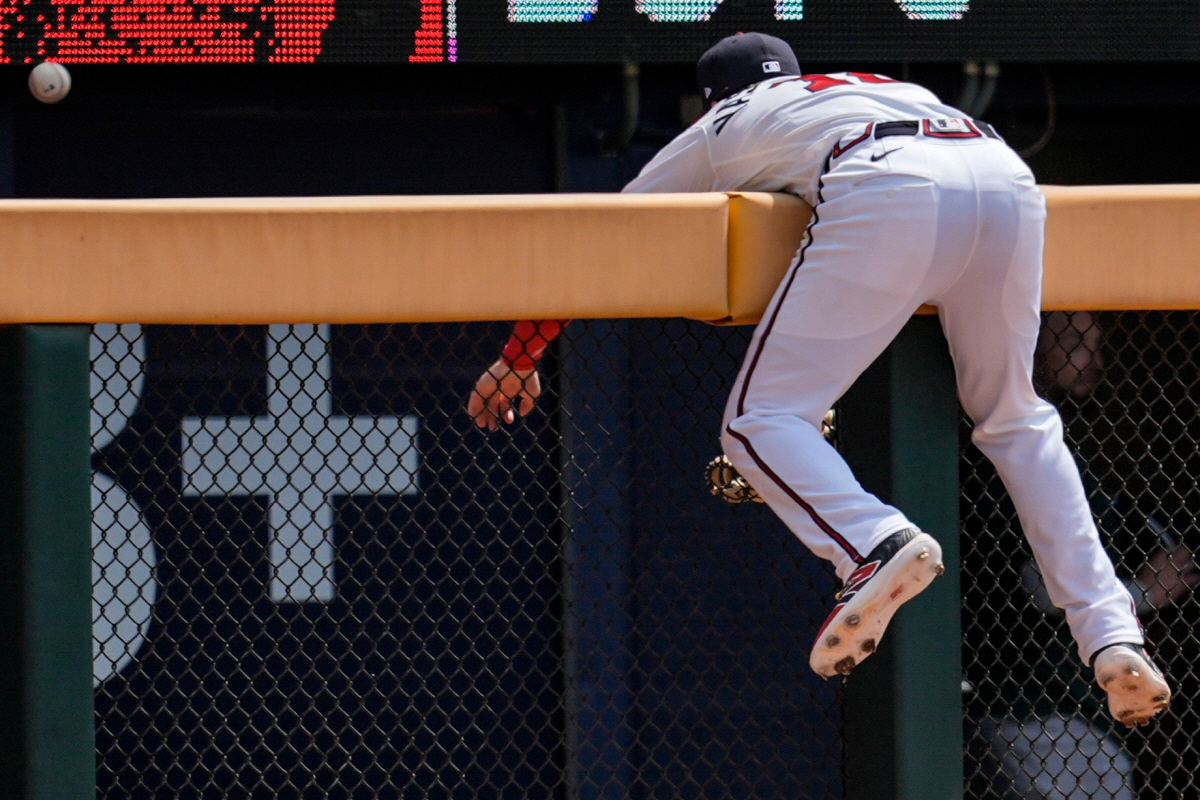 애슬레틱스 셰이 랭걸리어스가 4회초 날린 좌월 솔로홈런을 애틀랜타 좌익수 마이크 야스트렘스키가 잡으려고 쫓아가다 펜스에 걸친 채 공만 바라보고 있다. AP연합뉴스