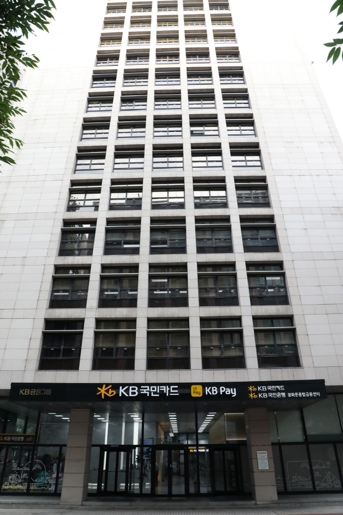 '고유가 시대' 추가 할인에 캐시백 확대…KB국민카드, 유류비·교통비 지원 나서