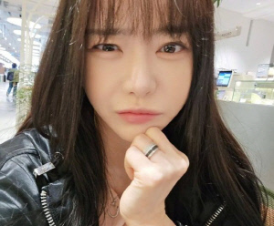 법조계 男과 열애 중이라던 서유리, 왼손 약지 명품 B사 반지 눈에 띄네