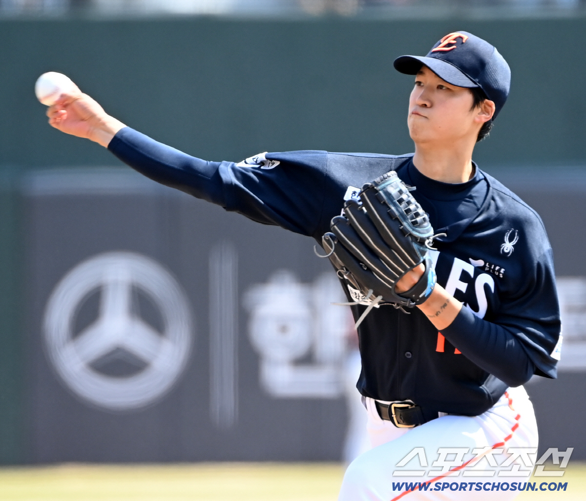 21일 부산 사직야구장에서 열린 한화와 롯데의 시범경기. 한화 선발투수 엄상백이 역투하고 있다. 부산=허상욱 기자wook@sportschosun.com/2026.03.21/