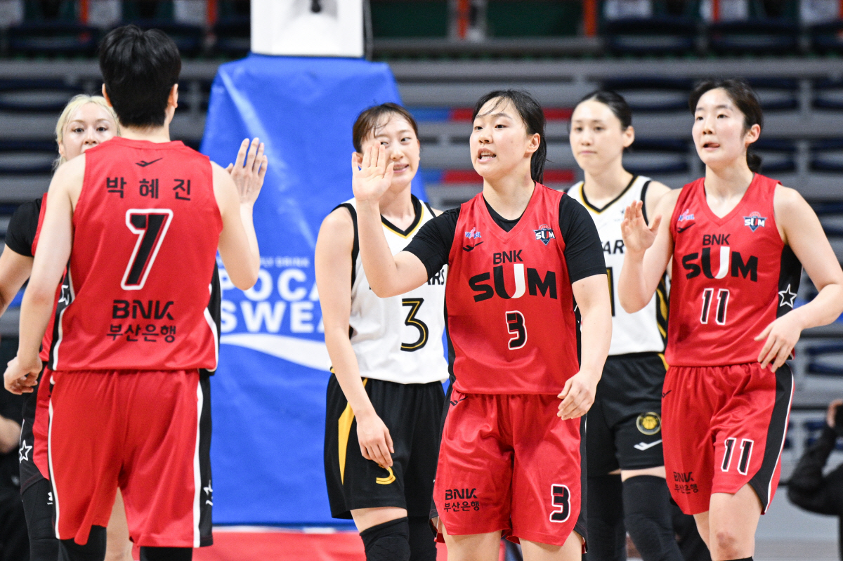 '이상하게 꼬였네' KCC-BNK의 포스트시즌 일정 '행복한 고민?'…경우에 따라 사직체육관 사용일정 중복 우려, 해결책은 '한쪽이 탈락?'