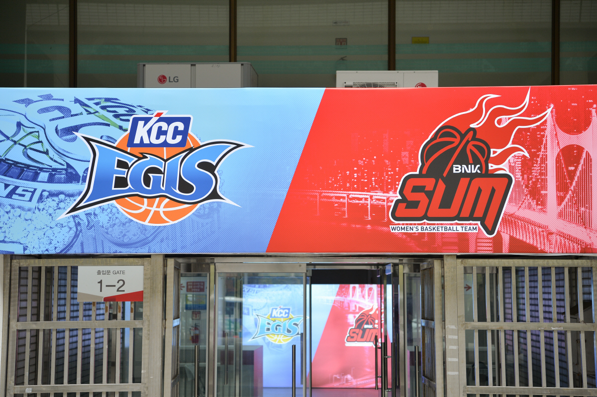 '이상하게 꼬였네' KCC-BNK의 포스트시즌 일정 '행복한 고민?'…경우에 따라 사직체육관 사용일정 중복 우려, 해결책은 '한쪽이 탈락?'