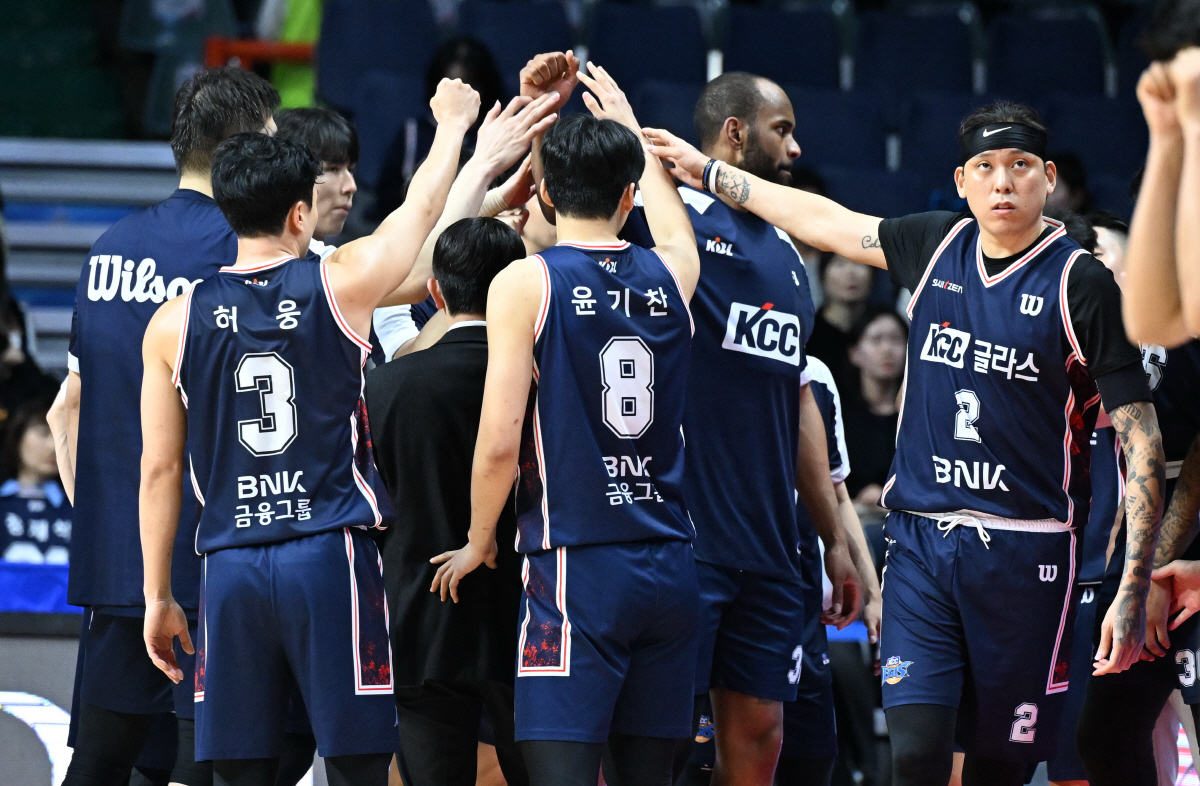 '이상하게 꼬였네' KCC-BNK의 포스트시즌 일정 '행복한 고민?'…경우에 따라 사직체육관 사용일정 중복 우려, 해결책은 '한쪽이 탈락?'