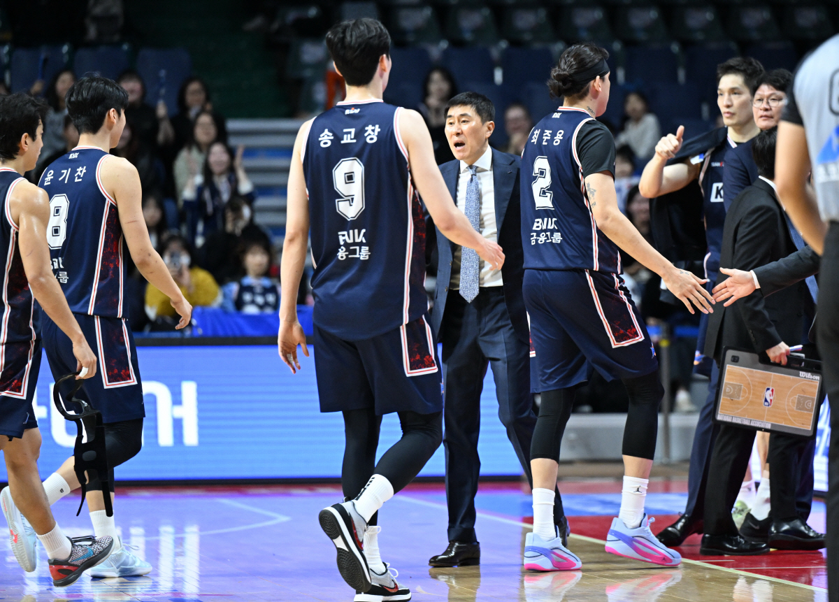 '이상하게 꼬였네' KCC-BNK의 포스트시즌 일정 '행복한 고민?'…경우에 따라 사직체육관 사용일정 중복 우려, 해결책은 '한쪽이 탈락?'