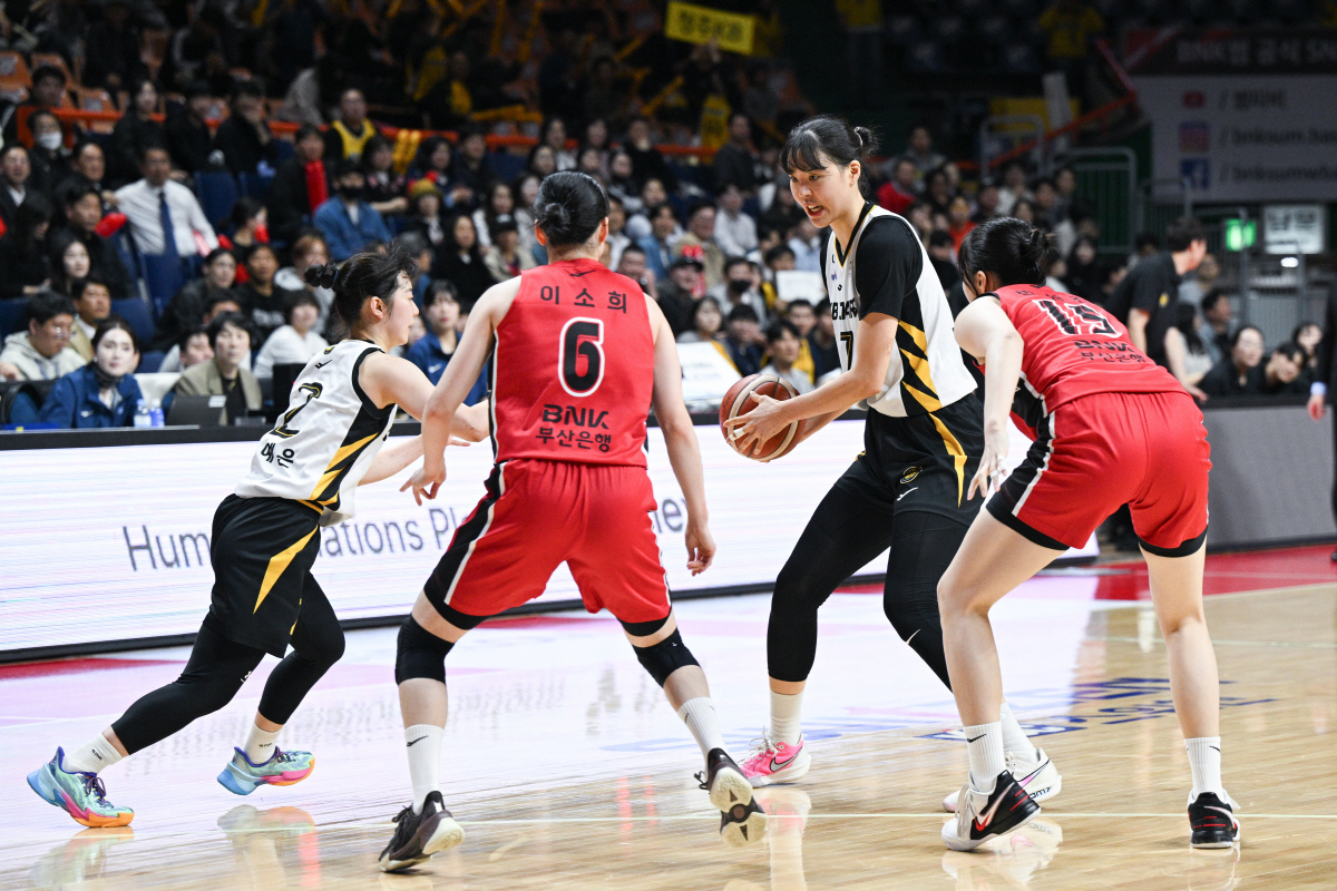 '이상하게 꼬였네' KCC-BNK의 포스트시즌 일정 '행복한 고민?'…경우에 따라 사직체육관 사용일정 중복 우려, 해결책은 '한쪽이 탈락?'