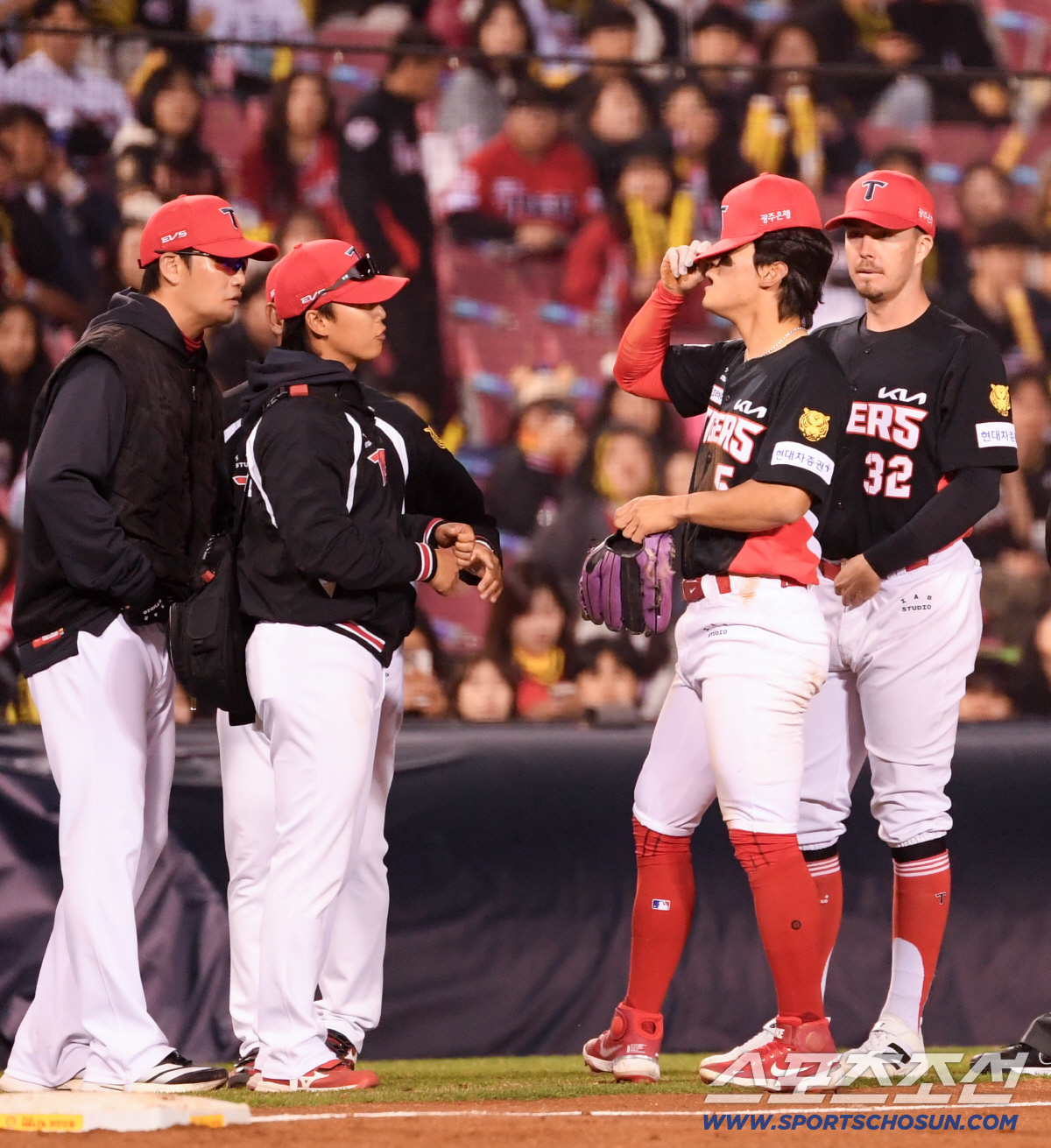 1일 잠실구장에서 열린 LG와 KIA의 경기. 8회말 KIA 3루수 김도영이 수비 직후 통증을 호소하고 있다. 잠실=박재만 기자 pjm@sportschosun.com/2026.04.01/