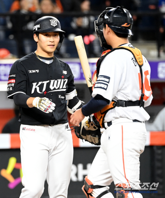 "한번 쳐보고 싶었는데…" 9회초 마무리투수 → 대타 투입 '신의 한수'…짧았지만 깊었던 고민 [대전포커스]